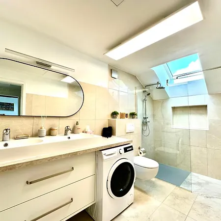 New Sunny 3-room With Parking And Air Conditioning לובליאנה