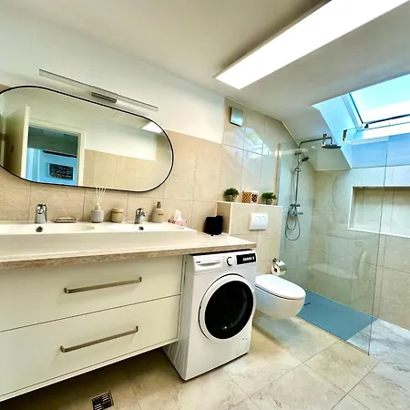 New Sunny 3-room With Parking And Air Conditioning דירה