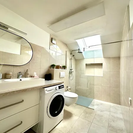 New Sunny 3-room With Parking And Air Conditioning דירה *