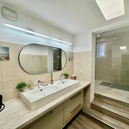 New Sunny 3-room With Parking And Air Conditioning