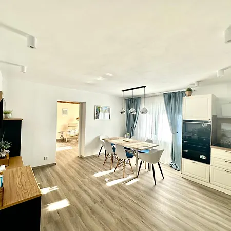 New Sunny 3-room With Parking And Air Conditioning דירה