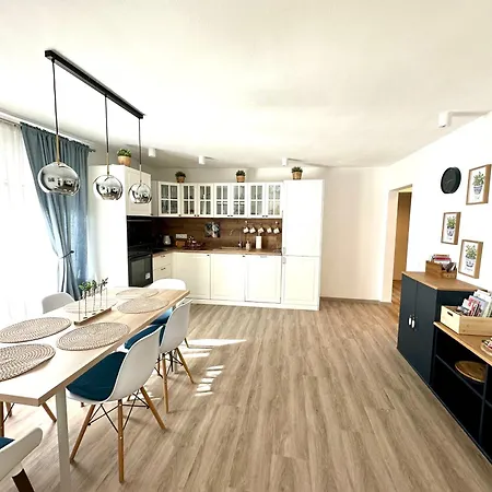 New Sunny 3-room With Parking And Air Conditioning דירה