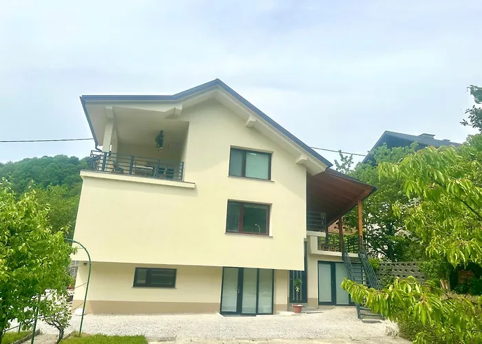 Sunny 3-room With A Terrace 公寓