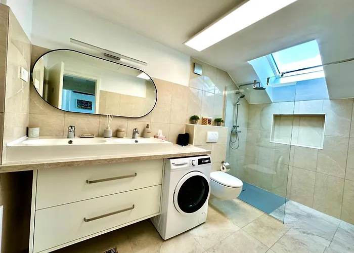 Sunny 3-room With A Terrace 公寓